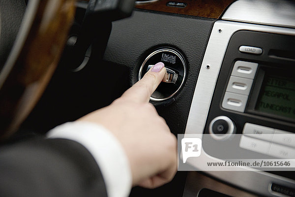 Autofahrerin drückt den Knopf