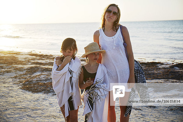 Porträt einer Mutter mit Töchtern am Meer