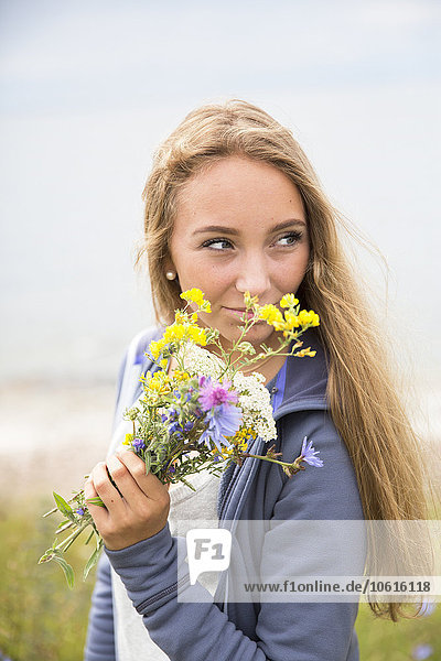 Junge Frau mit Wildblumenstrauß