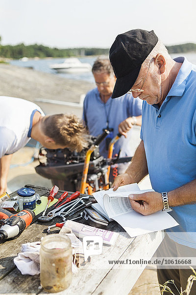 Männer reparieren Boot