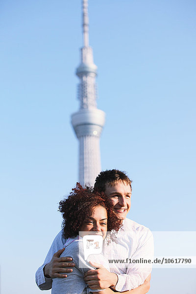 Ein multiethnisches Paar genießt den Tourismus in Tokio