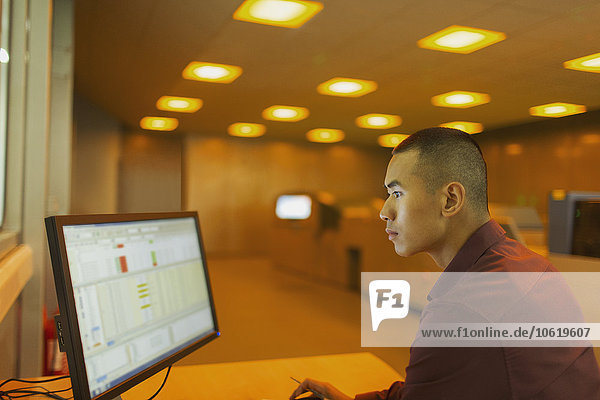 Ingenieur am Computer im Kontrollraum der Fabrik