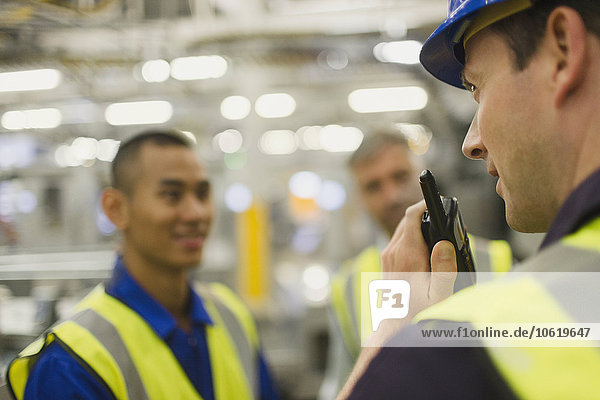 benutzen,Funkgerät,walkie talkie,walkie talkies,arbeiten,Fabrikgebäude