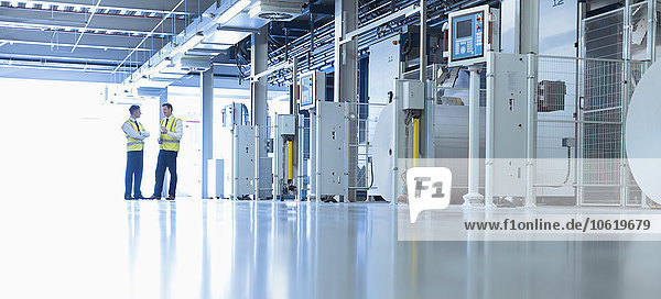 sprechen,arbeiten,Maschine,vorwärts,Fabrikgebäude