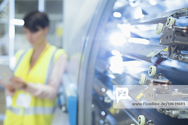 Arbeiter hinter den Maschinen in der Fabrik