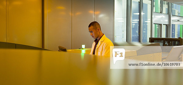 Arbeiter unter den Druckern in der Druckerei