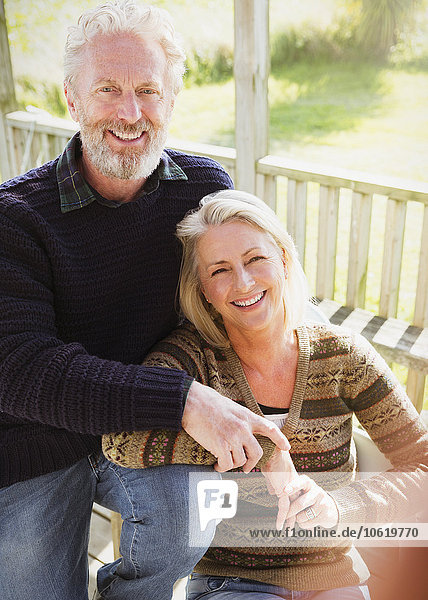 Portrait lächelndes Seniorenpaar auf der Veranda