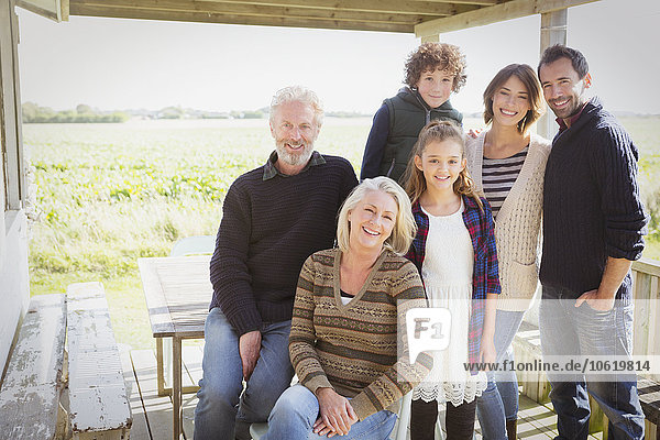Portrait lächelnde Mehrgenerationen-Familie auf der Veranda