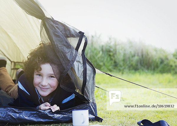 Portrait lächelnder Junge im Zelt