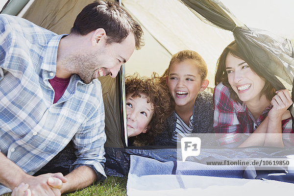 Lächelnde Familie im Zelt