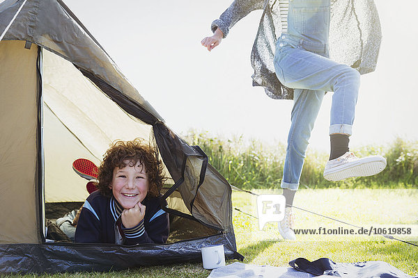 Portrait lächelnder Junge im Zelt