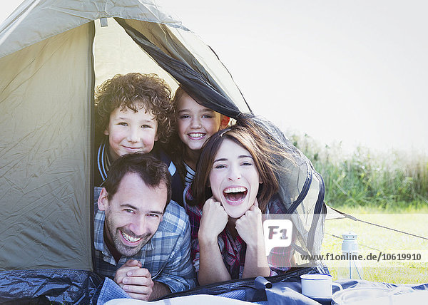 Portrait lächelnde Familie im Zelt