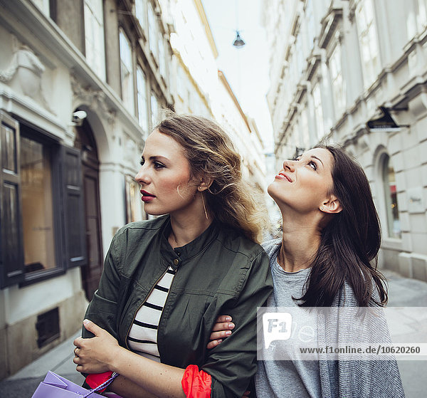Österreich  Wien  zwei junge Frauen erkunden die Altstadt
