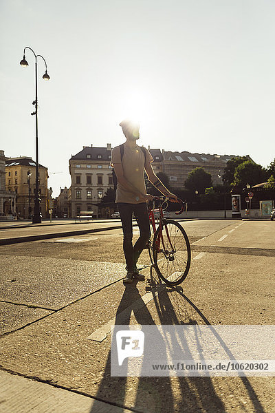 Junger Mann mit Rennrad in Wien,  Radweg,  Dr.-Karl-Renner-Ring