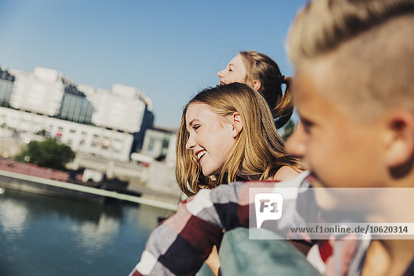 Österreich  Wien  drei glückliche Jugendliche auf einer Brücke