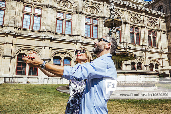 Österreich  Wien  lächelndes Paar tanzt Wiener Walzer vor der Staatsoper