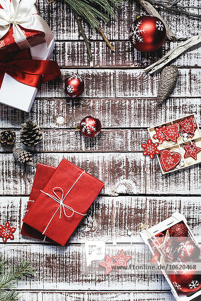 Rote Weihnachtsgeschenke und Weihnachtsdekoration