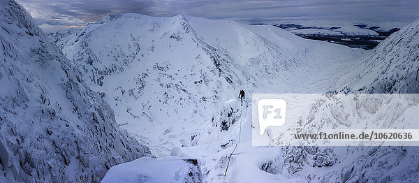 UK  Schottland  Glencoe  Winterlandschaft bei Aonach Mor mit Eiskletterer