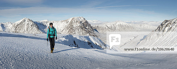 UK  Schottland  Glencoe  Glen Etive  Frau beim Wandern in der Winterlandschaft