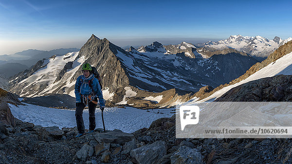 Schweiz  Wallis  Saas-Grund  Pennine Alps  Weissmeis  Bergsteigerin