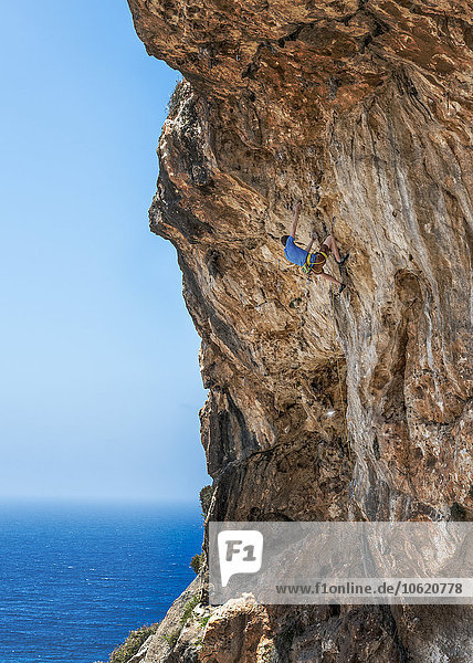 Malta  Ghar Lapsi  McCarthey's Cave  Kletterer
