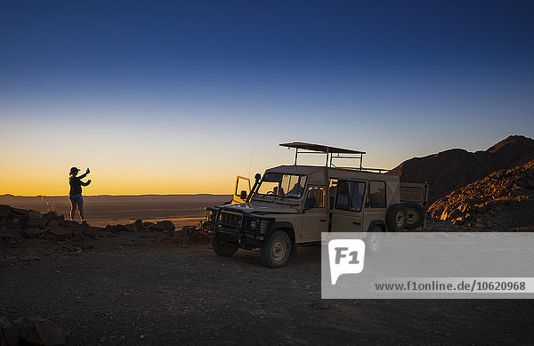 Afrika  Namibia  Namib Wüste  Landrover und Touristinnen im Kulala Wilderness Reserve