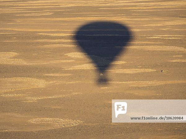Namibia,  Sossusvlei,  Kulala Wilderness Reserve,  Schatten eines Luftballons
