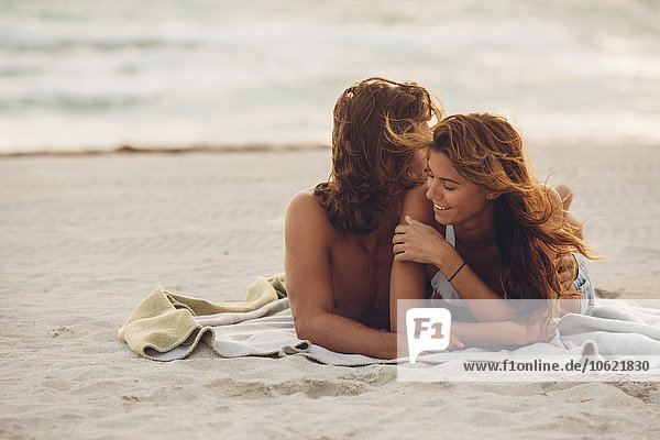 Romantisches junges Paar am Strand