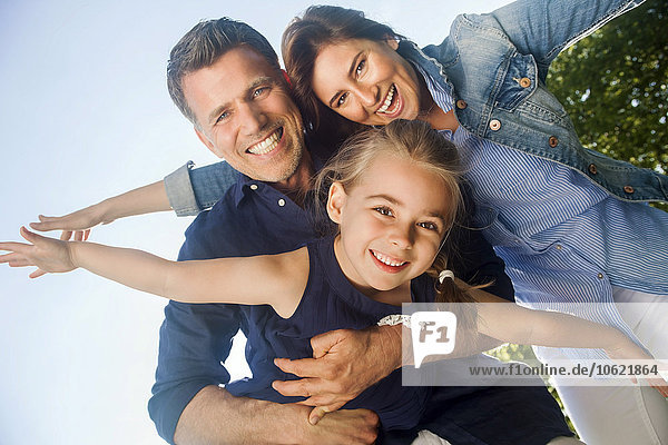 Eine glückliche Familie, die Spaß hat und vorgibt zu fliegen.
