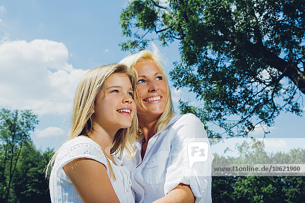 Porträt der glücklichen Mutter und Tochter im Park
