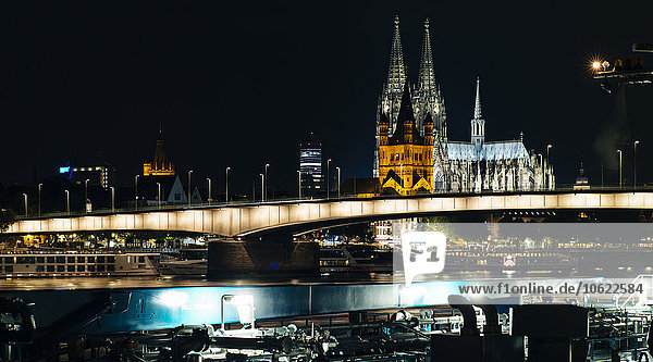 Deutschland  Köln  Blick auf den Kölner Dom mit Gross Sankt Martin und Deutzer Brücke bei Nacht