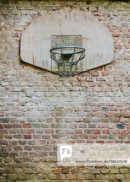 Basketballkorb an der Ziegelwand im Hinterhof befestigt