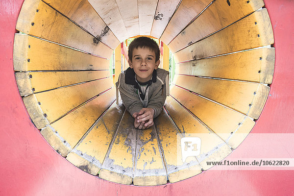 Junge im Tunnel auf dem Spielplatz