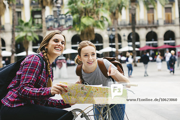 Spanien  Barcelona  zwei junge Frauen mit Fahrradkarte in der Stadt