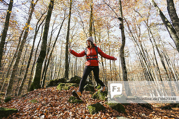 Spanien  Katalonien  Girona  Wanderin in den Wäldern