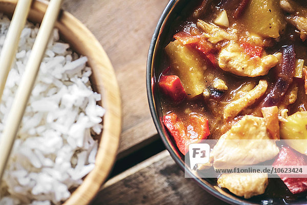 Schalen mit chinesischem Hühnerfleisch und Reis