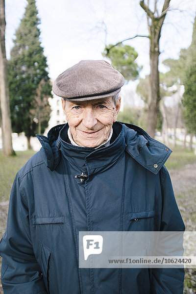 Porträt eines lächelnden älteren Mannes im Park