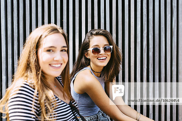 Porträt von zwei glücklichen jungen Frauen im Freien