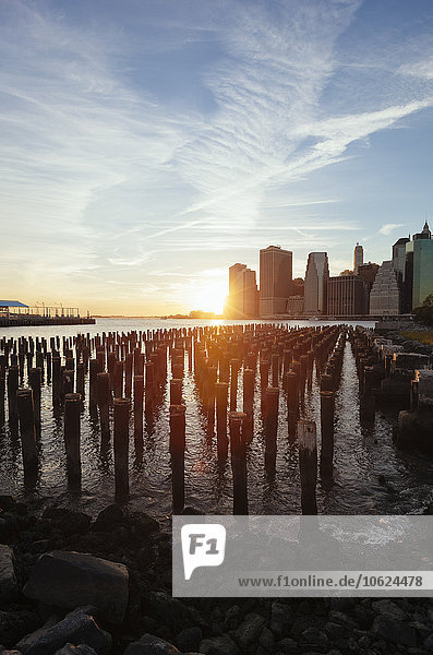 USA  New York  New York City  Manhattan  Skyline und East River bei Sonnenuntergang