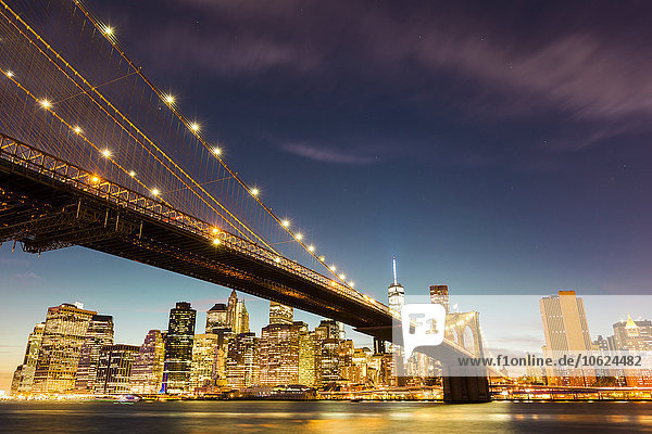 USA  New York  New York City  Manhattan  Brooklyn Bridge und Skyline während einer Sommernacht