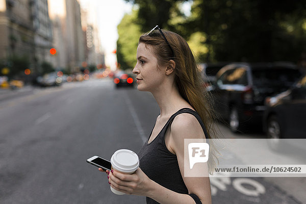USA  New York City  junge Frau unterwegs in Manhattan