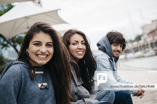 Italien  Rimini  Porträt von drei glücklichen Freunden im Freien