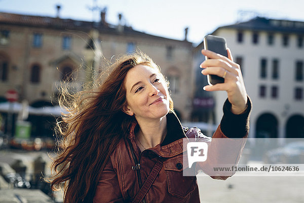 Italien  Padua  Frau  die einen Selfie mit dem Smartphone nimmt