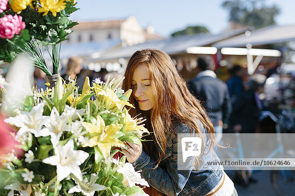 Frau auf dem Blumenmarkt