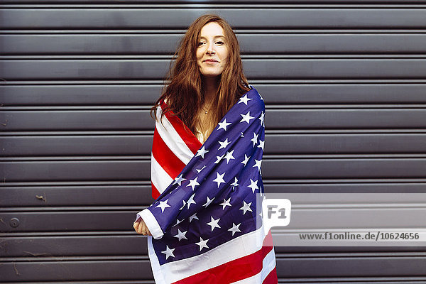 Pride Frau trägt eine amerikanische Flagge mit Zuversicht