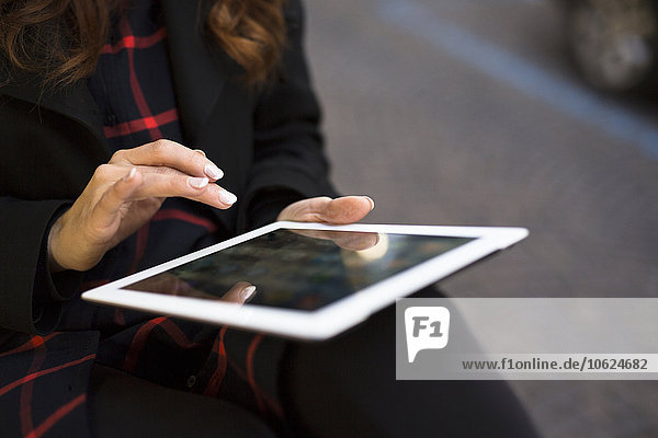 Nahaufnahme der Frau mit digitalem Tablett im Freien