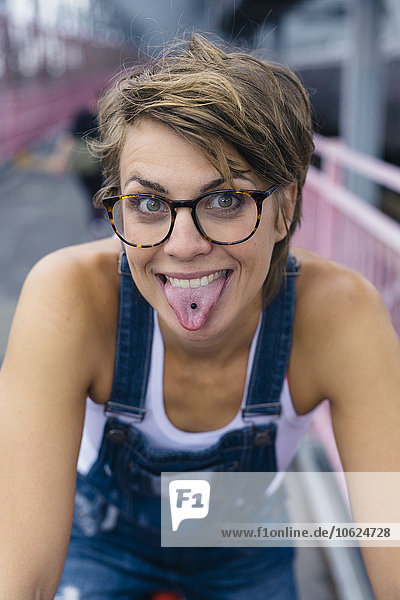 Porträt einer Frau mit durchbohrter Zunge