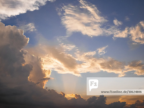 Italien  Toskana  Sonnenuntergang mit dramatischer Wolkenbildung