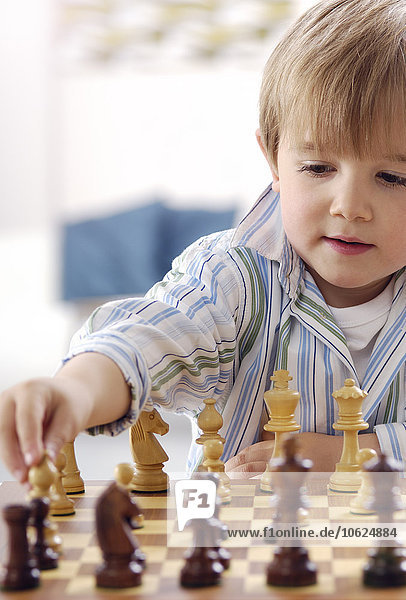 Porträt eines kleinen Jungen beim Schachspiel