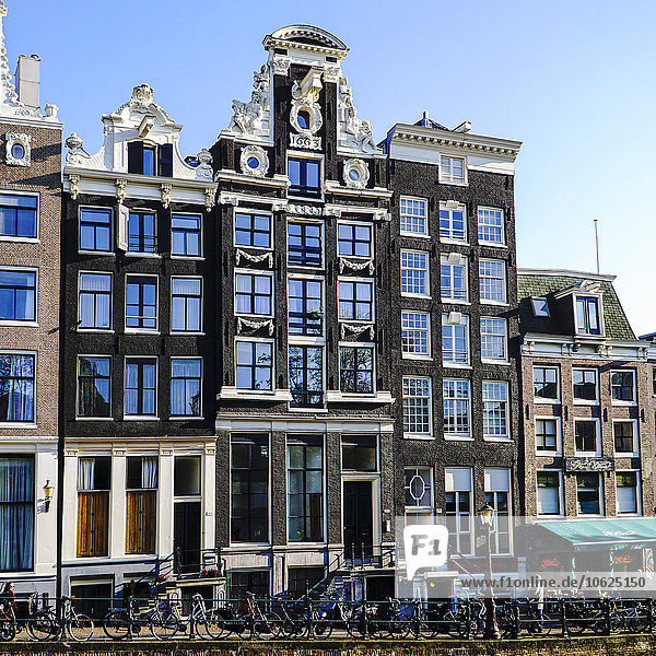 Niederlande  Amsterdam  Blick auf Kanalhäuser in der Altstadt